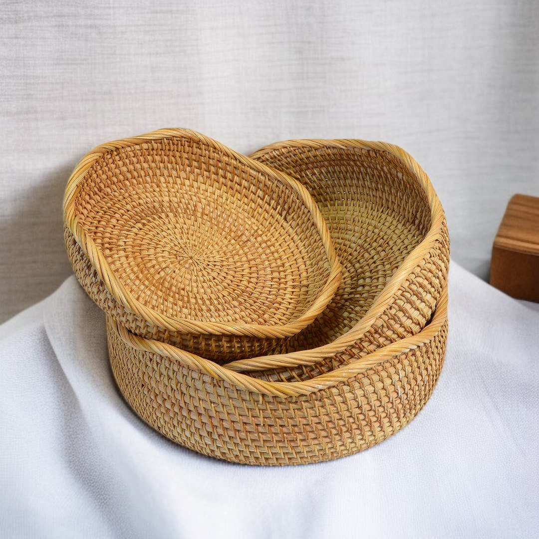 フルーツが美しく盛られた籐バスケット