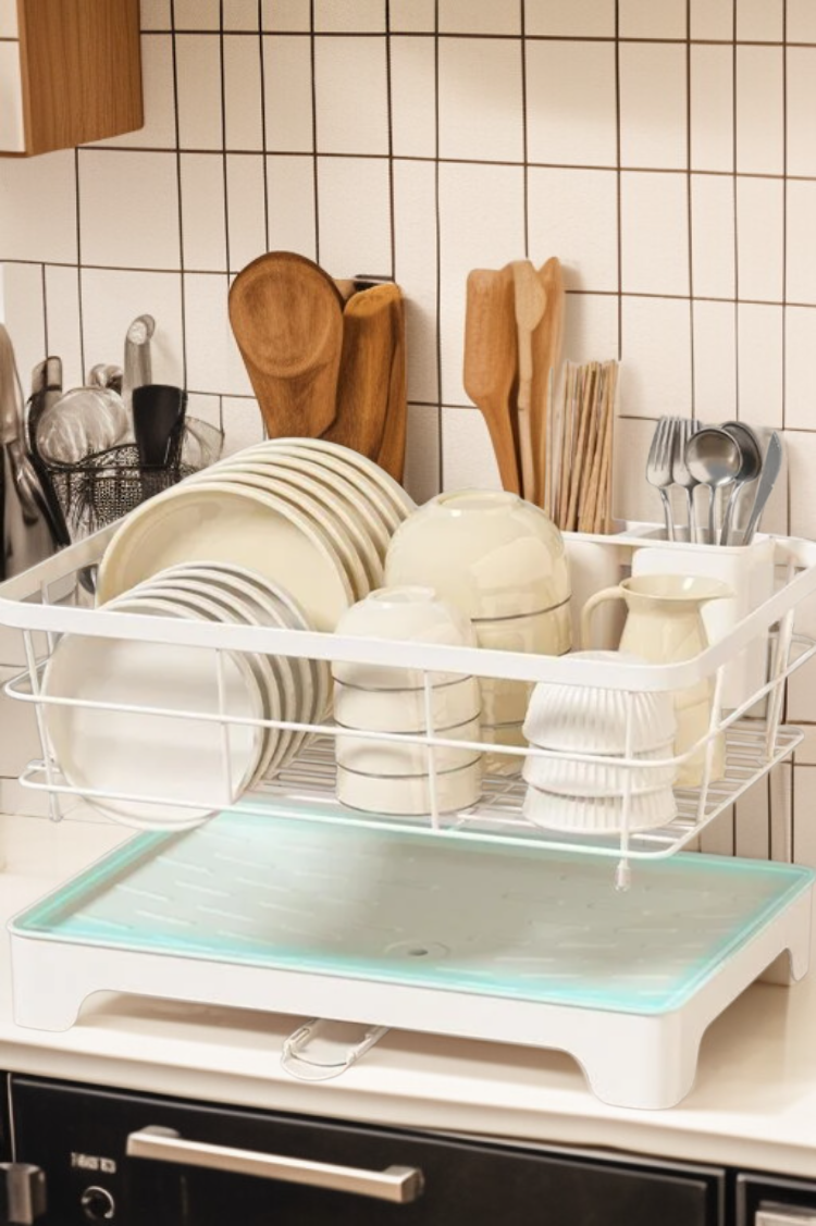 모던한 디자인의 주방용 그릇 선반