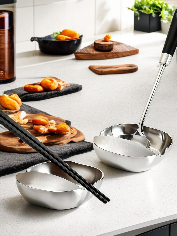 Space-saving upright spoon tray in kitchen