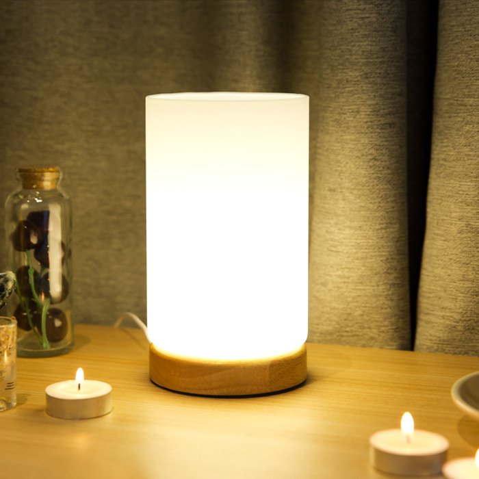 暖かい光のベッドサイドランプ