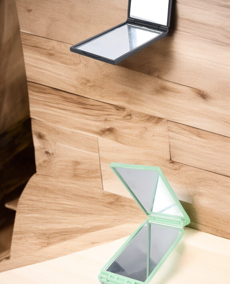 화장대에 놓인 접이식 거울