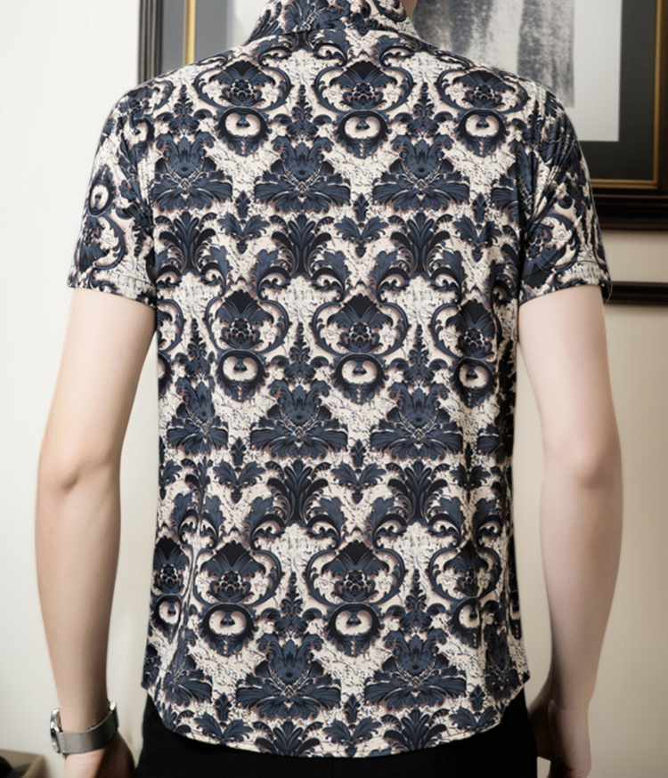 Vista trasera de camisa floral de manga corta