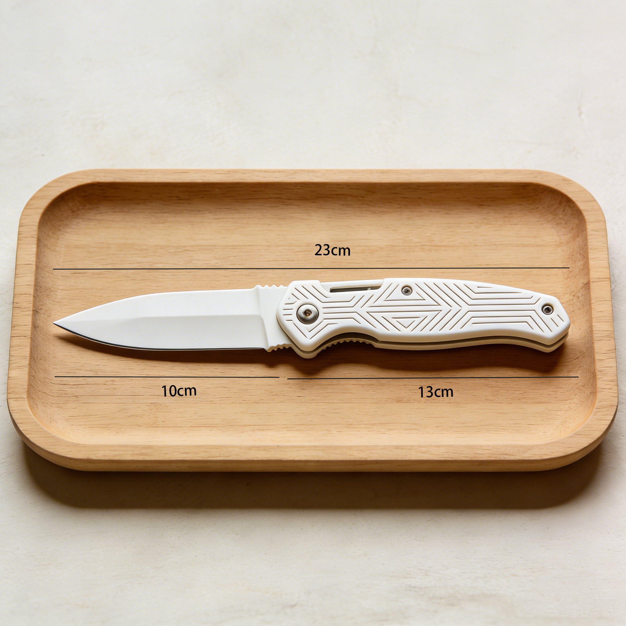 折りたたみナイフを手に持っている様子