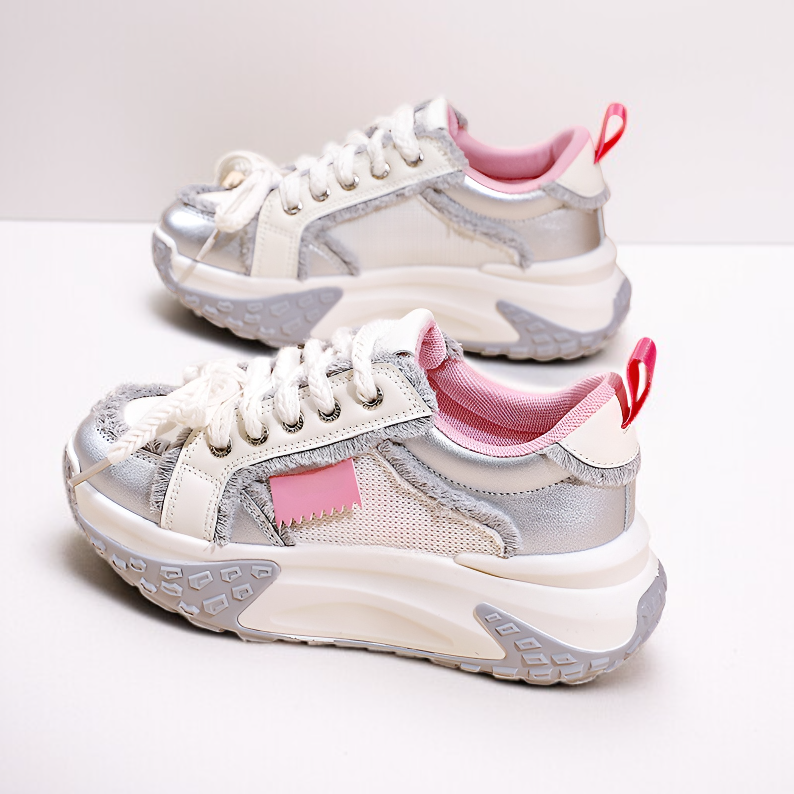 أحذية رياضية جديدة ذات نعل سميك