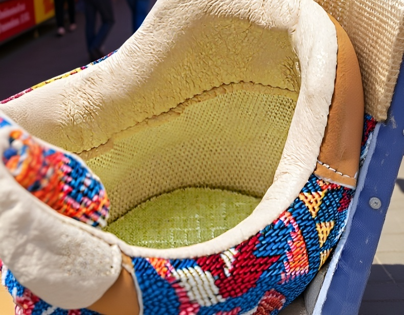 ユニセックスデザインのチャンキースニーカー