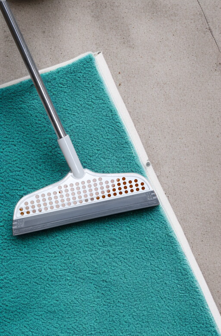 화장실 바닥을 깨끗하게 청소하는 와이퍼