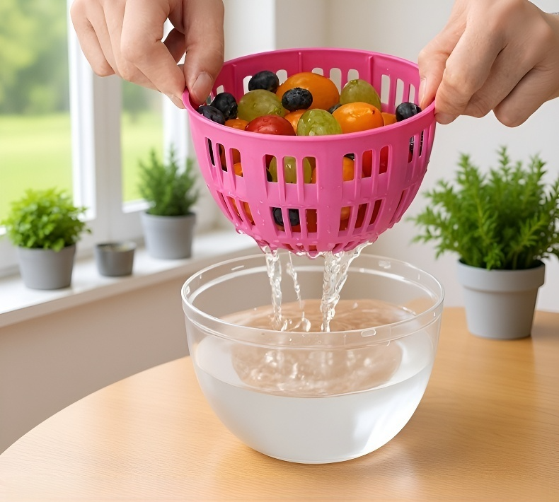 Osuszanie sałaty ręczną wirówką