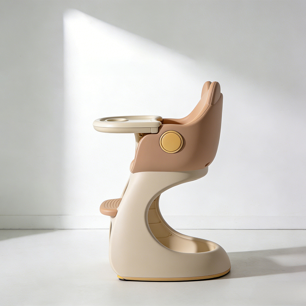 아기가 앉은 다기능 어린이 식사 안전 의자