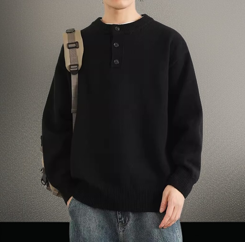 편안한 착용감의 남성 니트 스웨터 모습