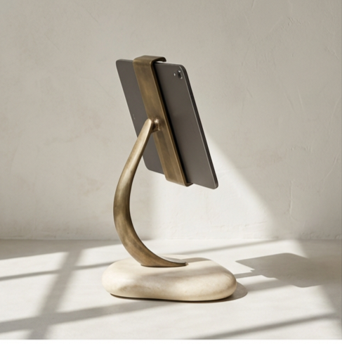 デスクに設置されたタブレットスタンド