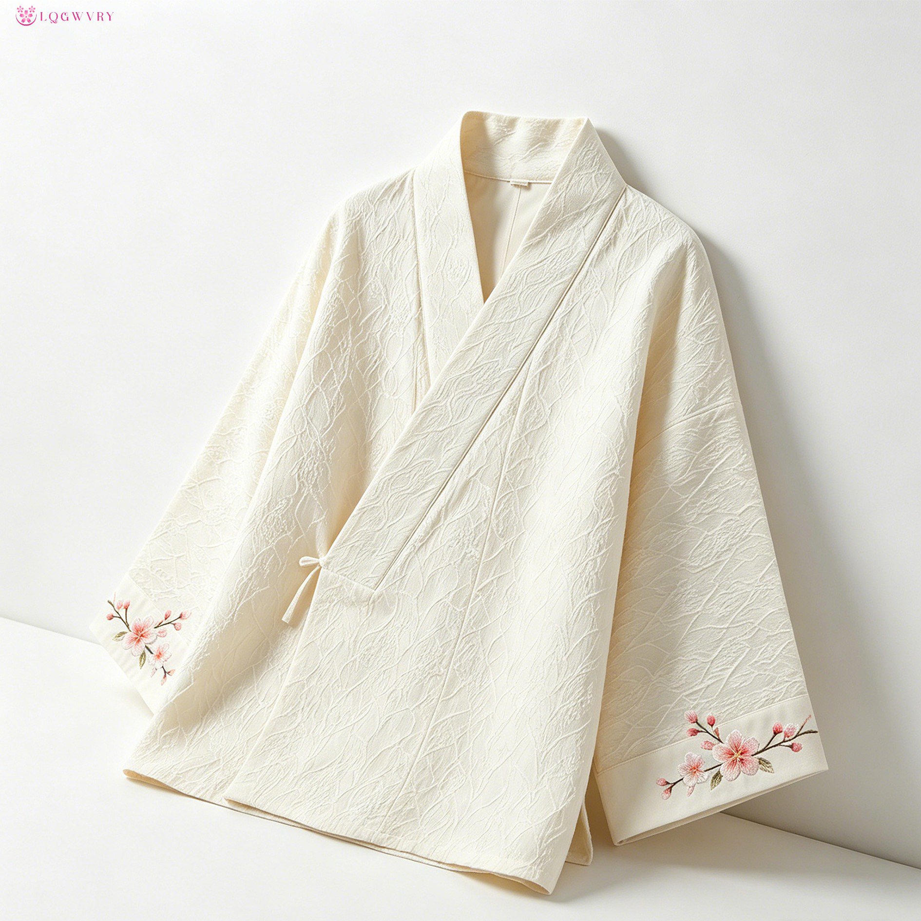 オフホワイトの刺繍入りカーディガン