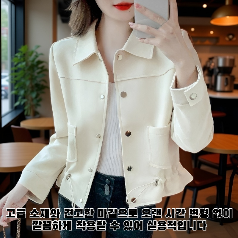 몸에 꼭 맞는 트렌치코트 착용 이미지