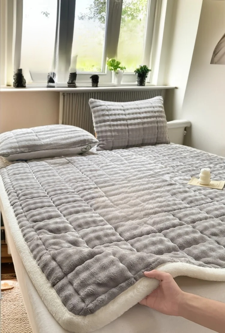 포근한 캐시미어 소재의 두꺼운 매트리스 디테일