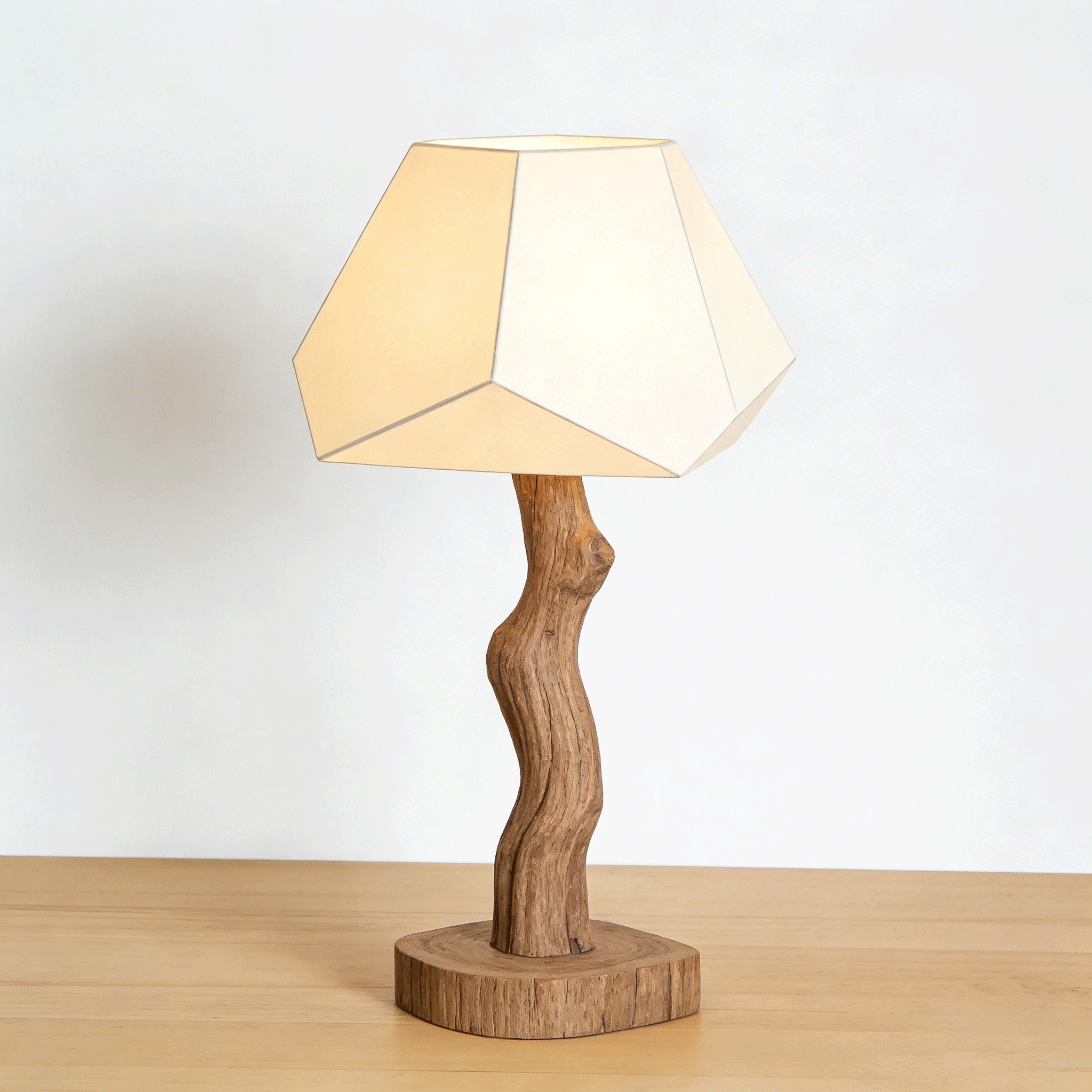 Lámpara de pie con diseño artístico