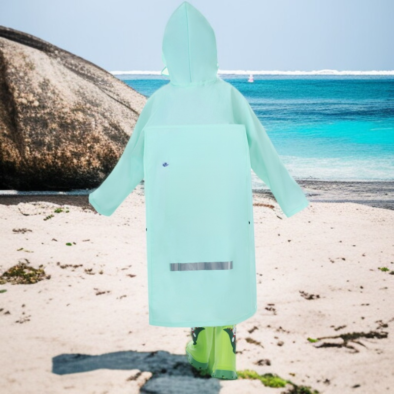 남녀공용 스타일의 방수 우비 착용샷