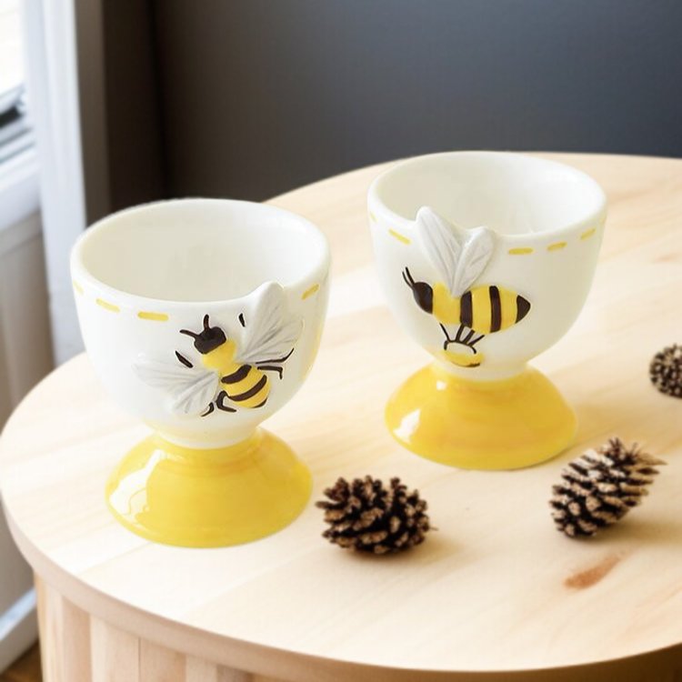 부조 패턴이 돋보이는 세라믹 달걀 받침