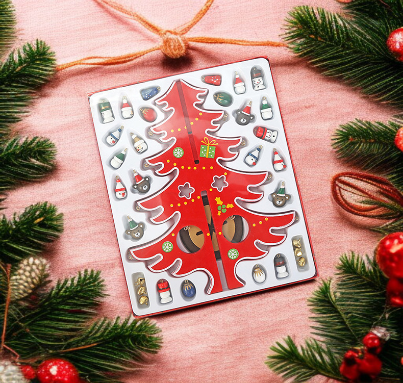 사무실 책상 위 작은 크리스마스 트리 장식