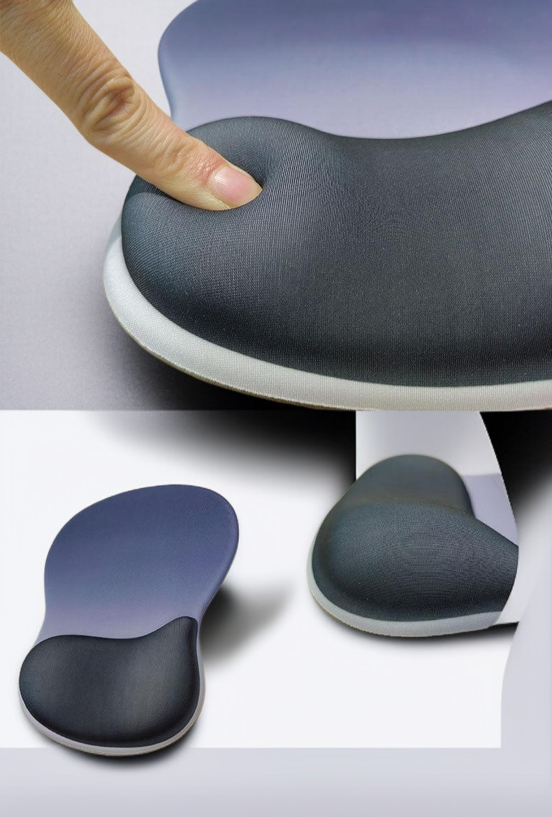 사무실 책상에 놓인 손목 지지 마우스 패드