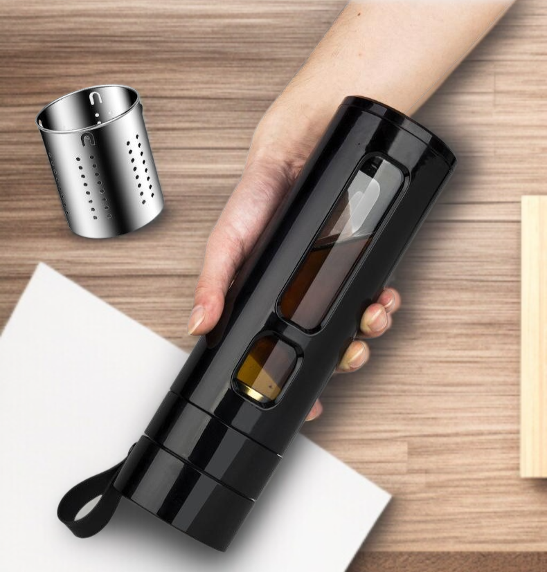 뜨거운 차를 담은 단열 유리컵 사용 장면