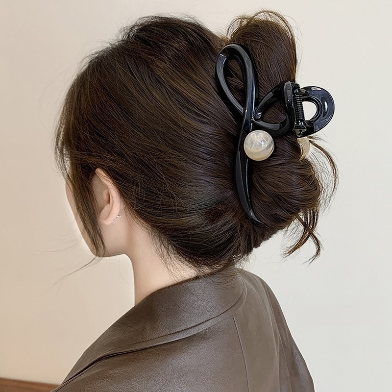 กิ๊บติดผมที่ด้านหลังศีรษะ