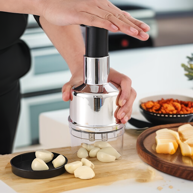 Triturar y picar ajo fácilmente con la picadora multifuncional