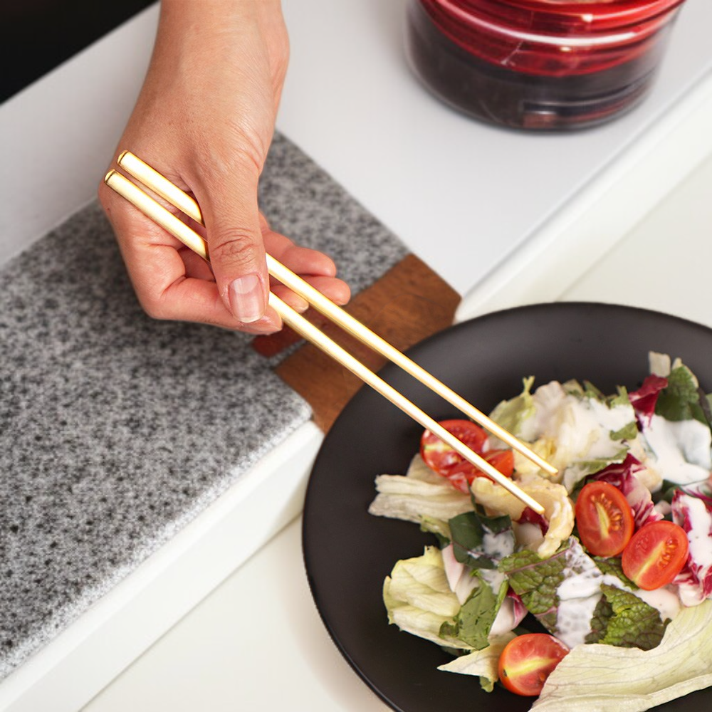 家庭用の厚みのあるステンレス製スプーン