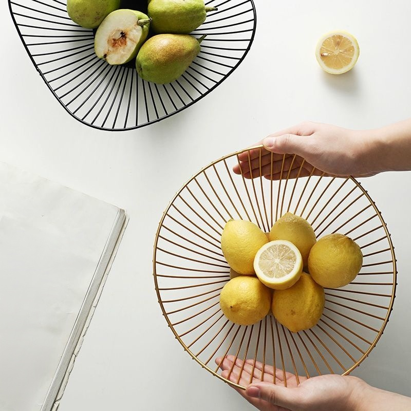 Plato de fruta de hierro forjado con hojas de loto