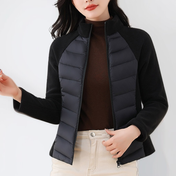 スタンドカラーが特徴の秋冬用ダウンアウター