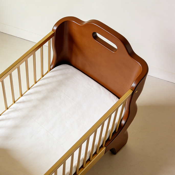Cuna de madera ecológica para bebé en habitación infantil