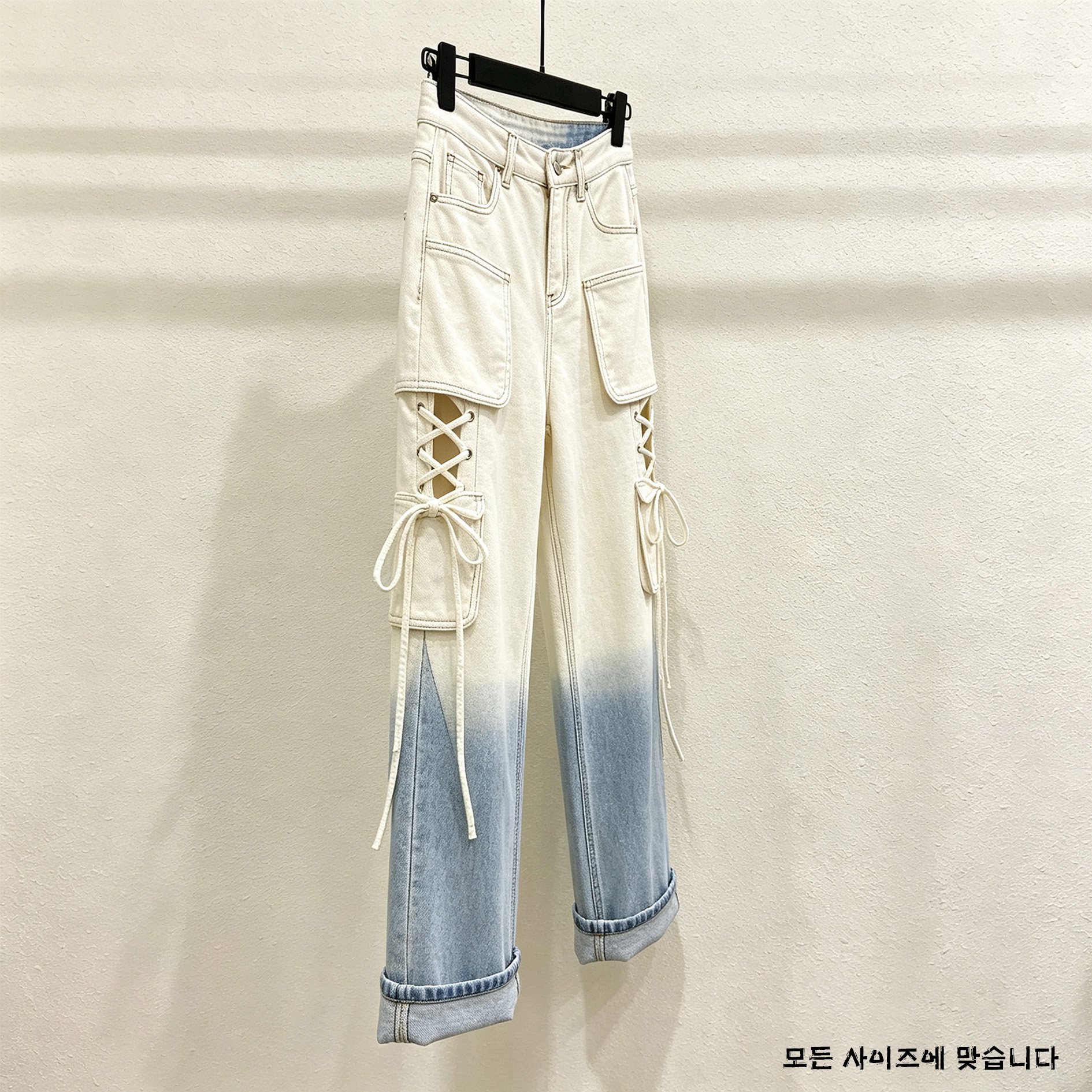 타이업 스트랩이 돋보이는 카고 진