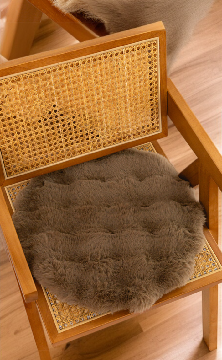 의자 위 플러시 라운드 쿠션 배치