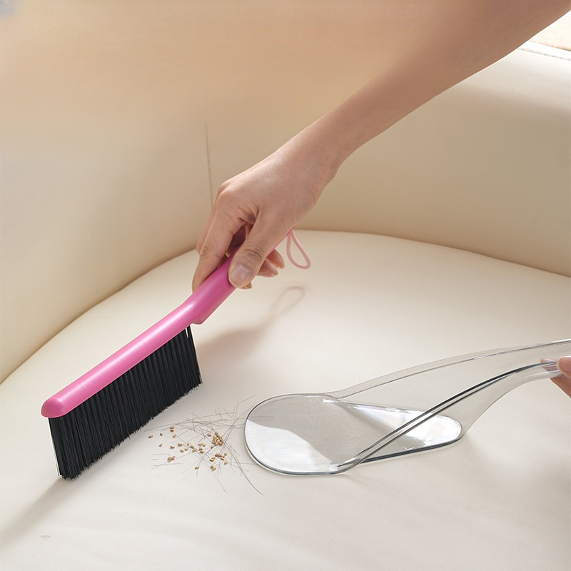 침대 먼지 제거 브러시 사용 장면