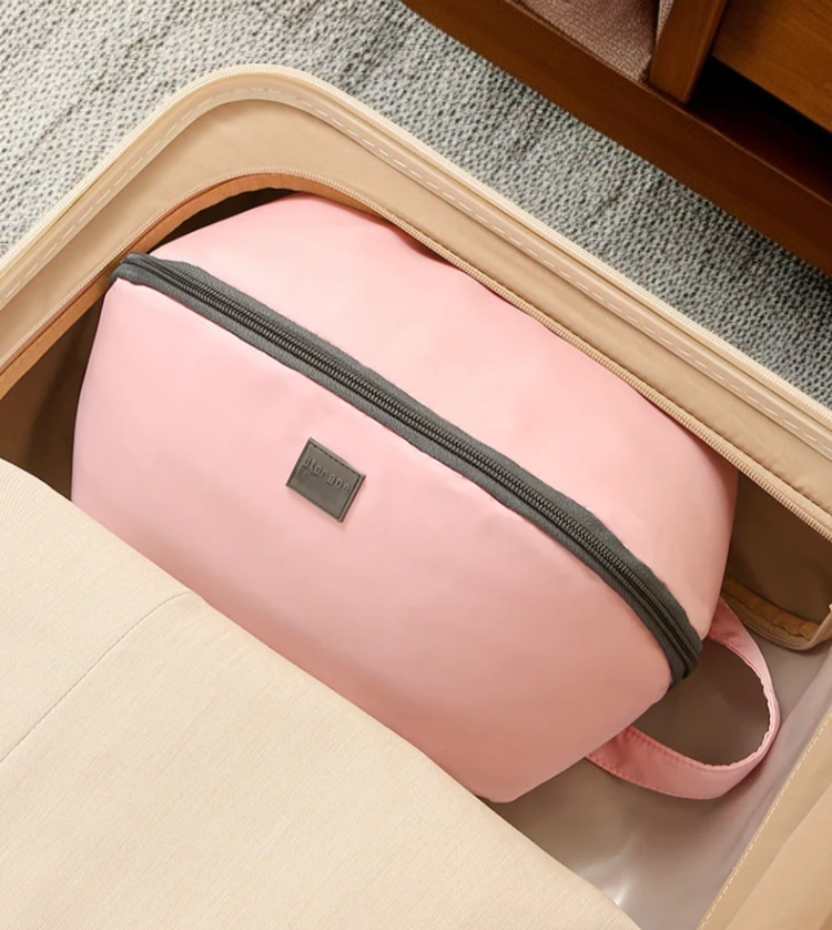 旅行で便利な多機能収納バッグ