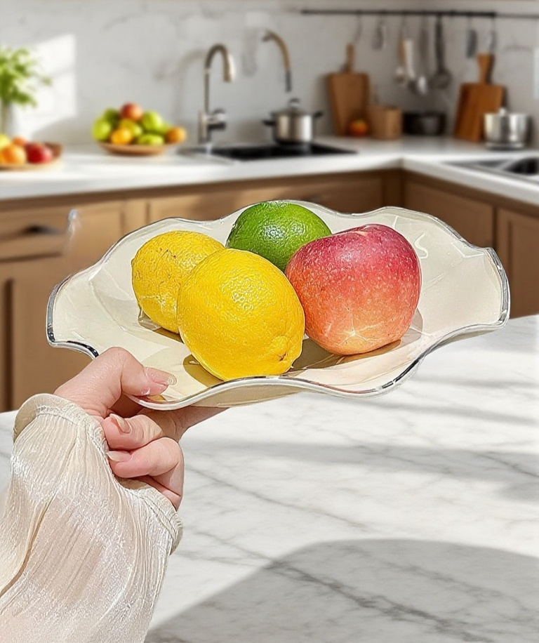 奶油色高腳果盤擺放新鮮水果展示