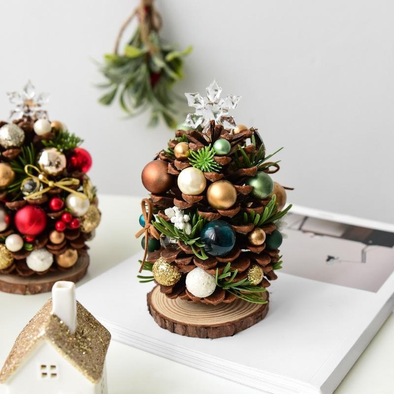 Adornos navideños de piñas