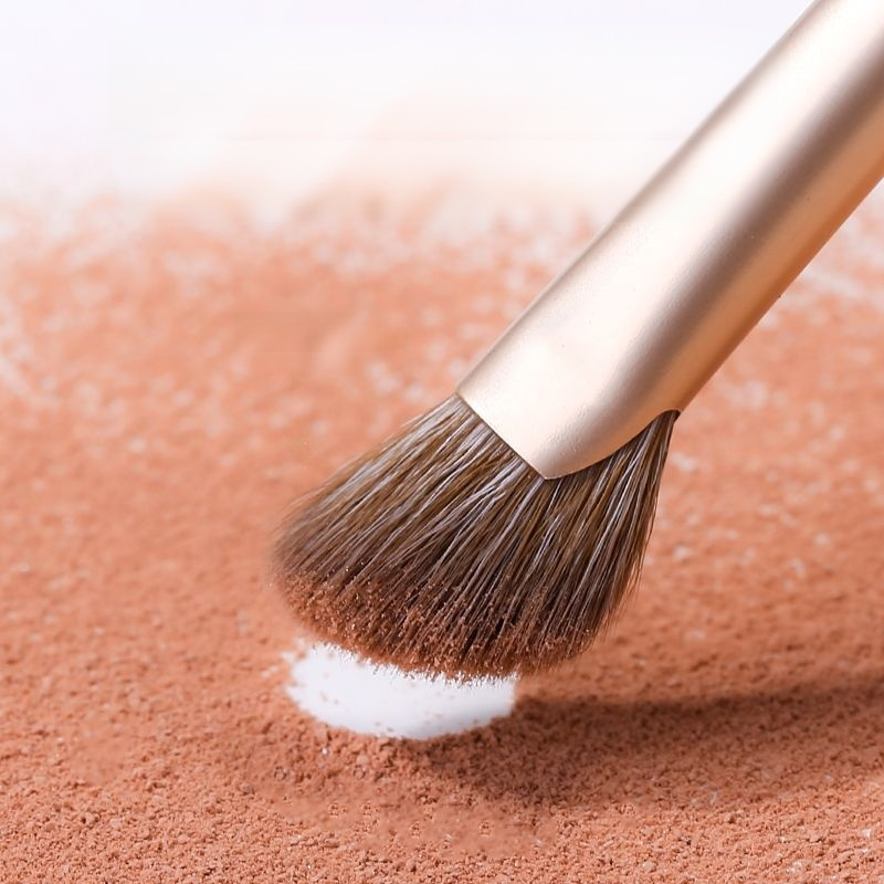 Fine-line makeup brush