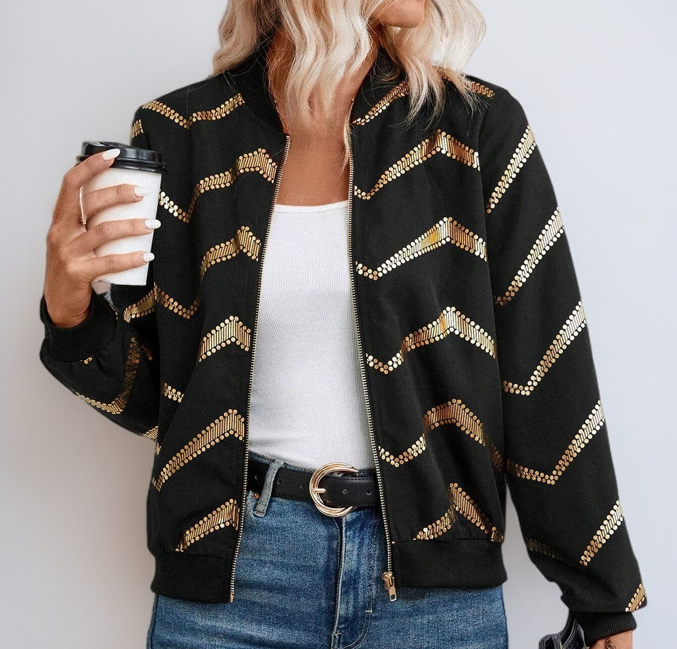 トレンド感溢れるレディースボンバージャケットのバックスタイル