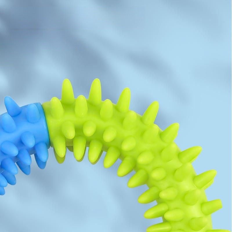 狗狗啃咬橡膠玩具