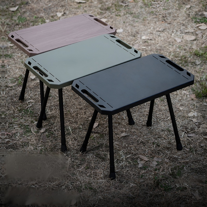 야외에서 음식을 올려놓은 테이블