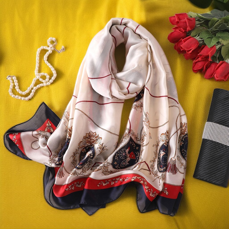 おしゃれなプリントスカーフ