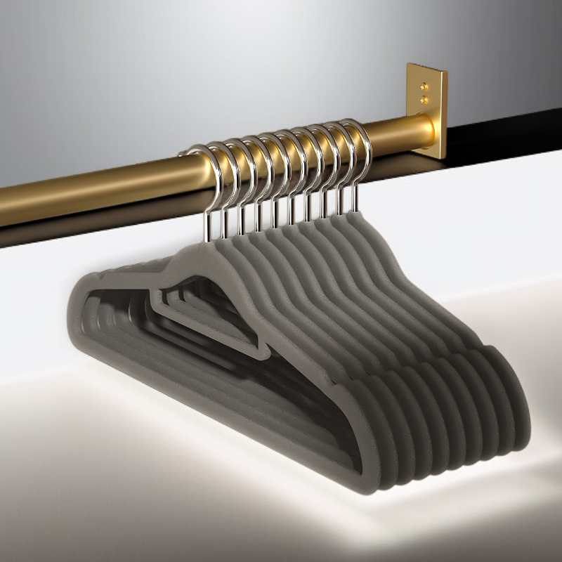 Perchas de terciopelo para organizar prendas en el hogar