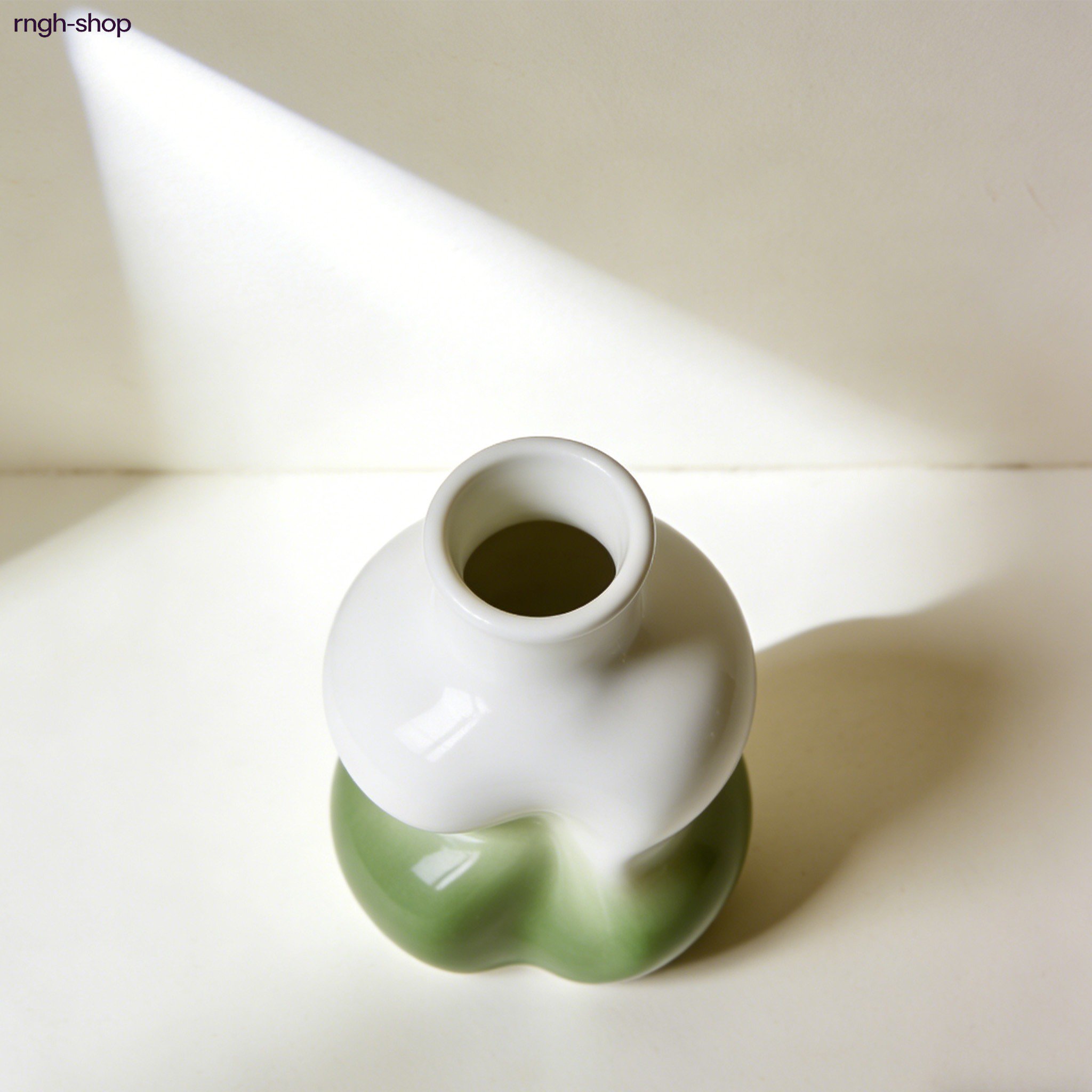 미니 화병에 꽃을 꽂은 데코레이션 이미지