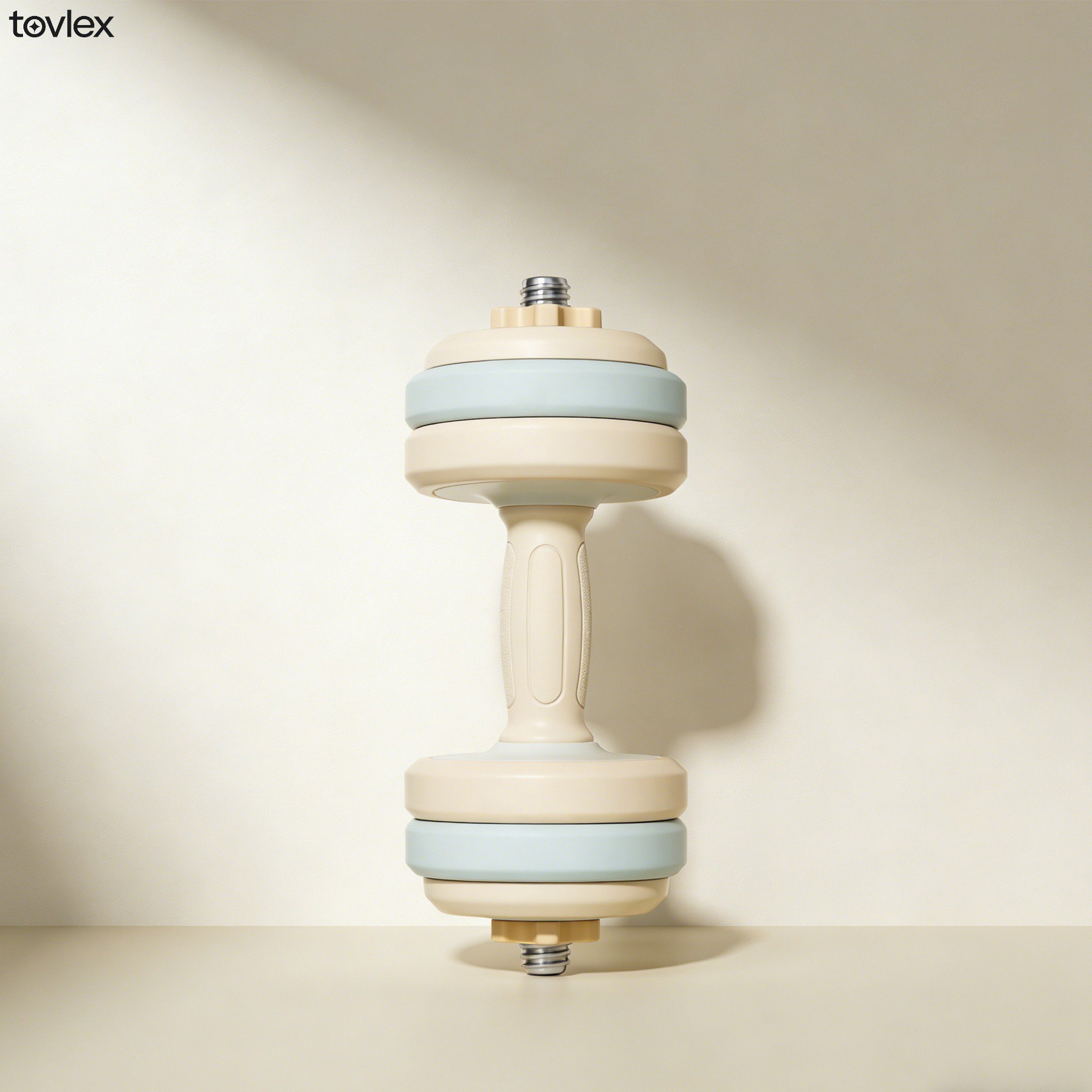 운동 중인 남성이 조절식 덤벨을 사용하는 모습