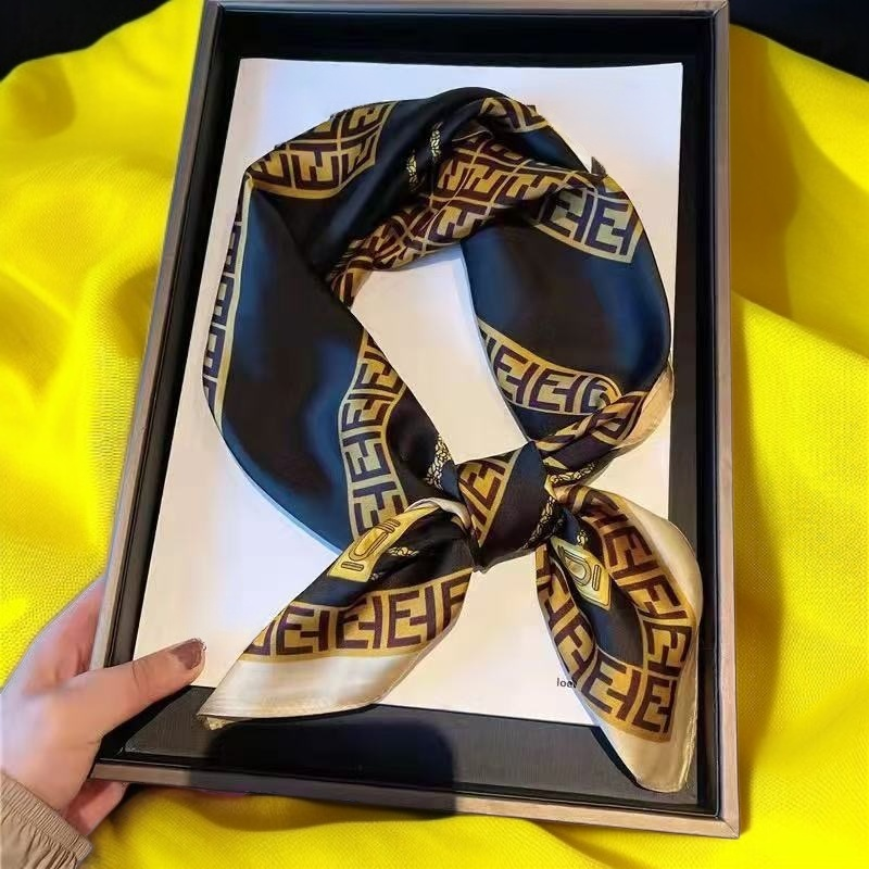 サテンスカーフ