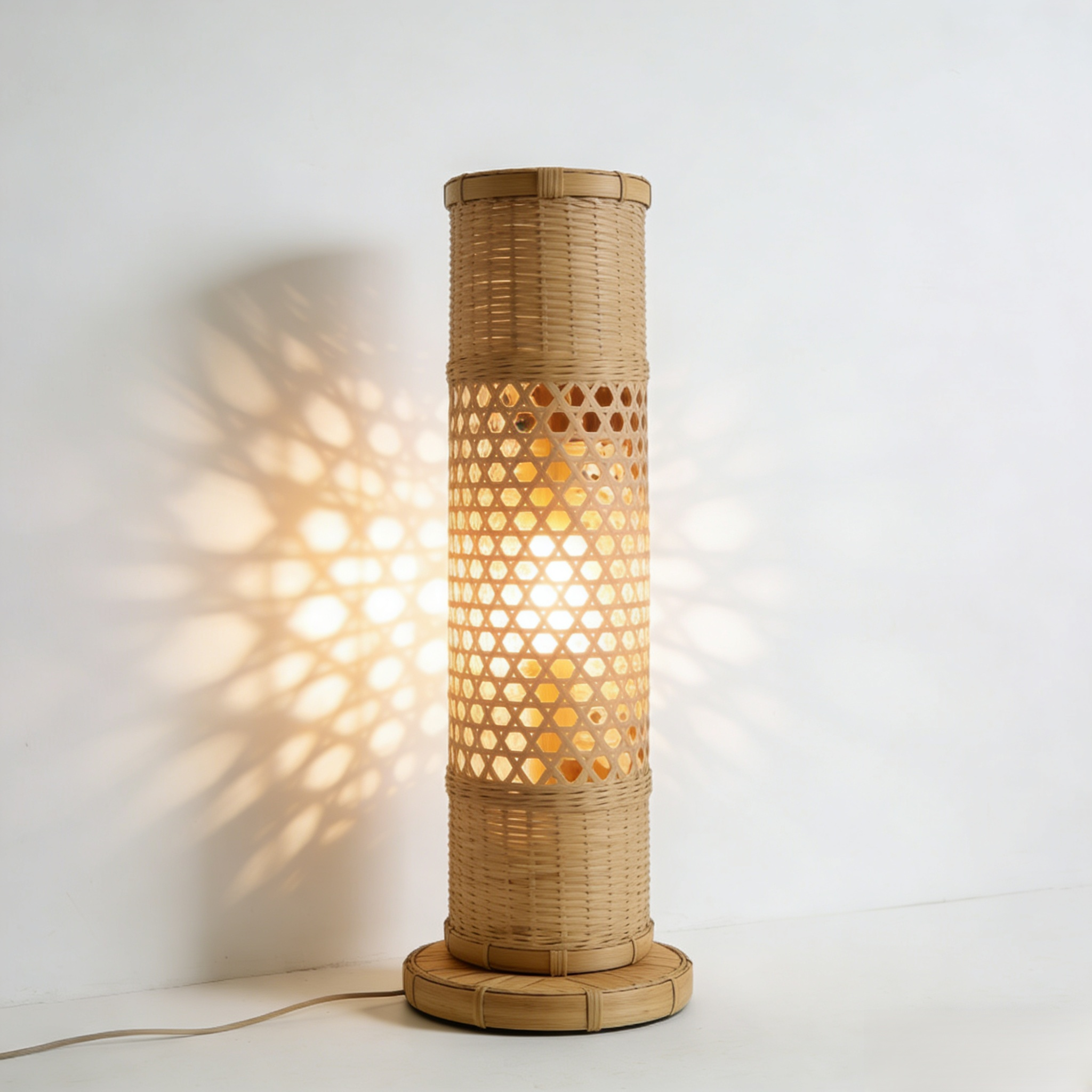 透かしデザインのフロアランプ