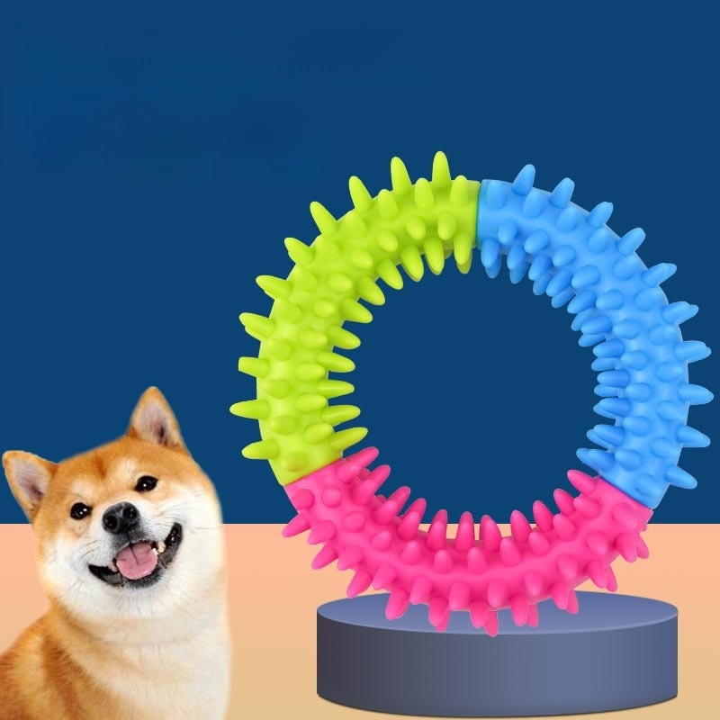 狗狗啃咬橡膠玩具