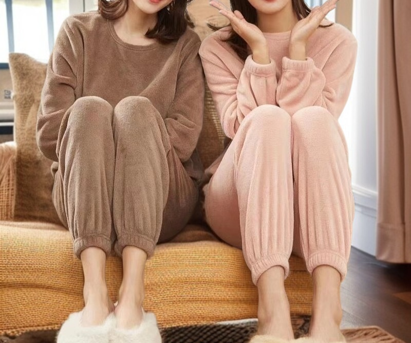 따뜻한 기모 소재의 여성 파자마 상의