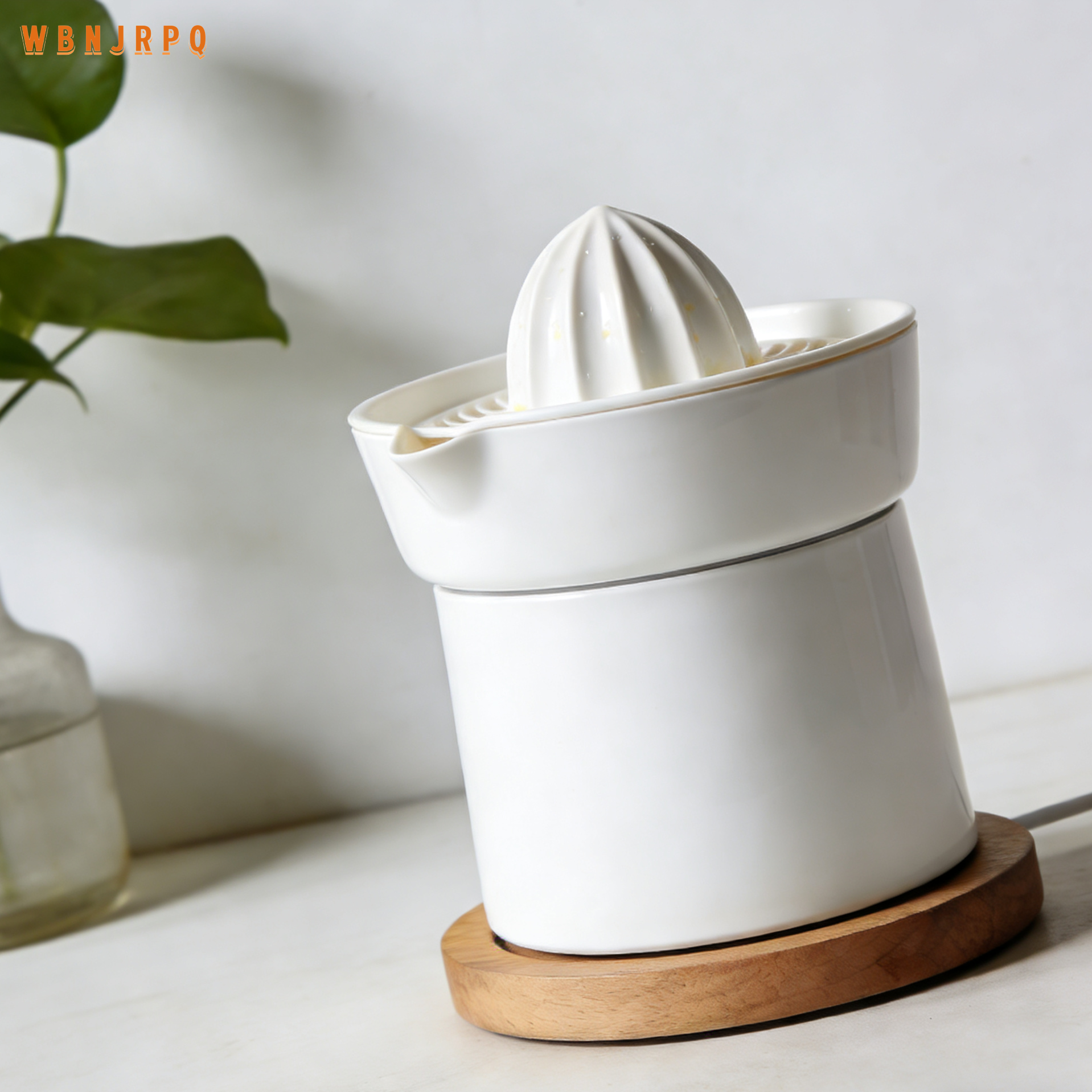 Set de 2 exprimidores de cerámica sobre fondo blanco