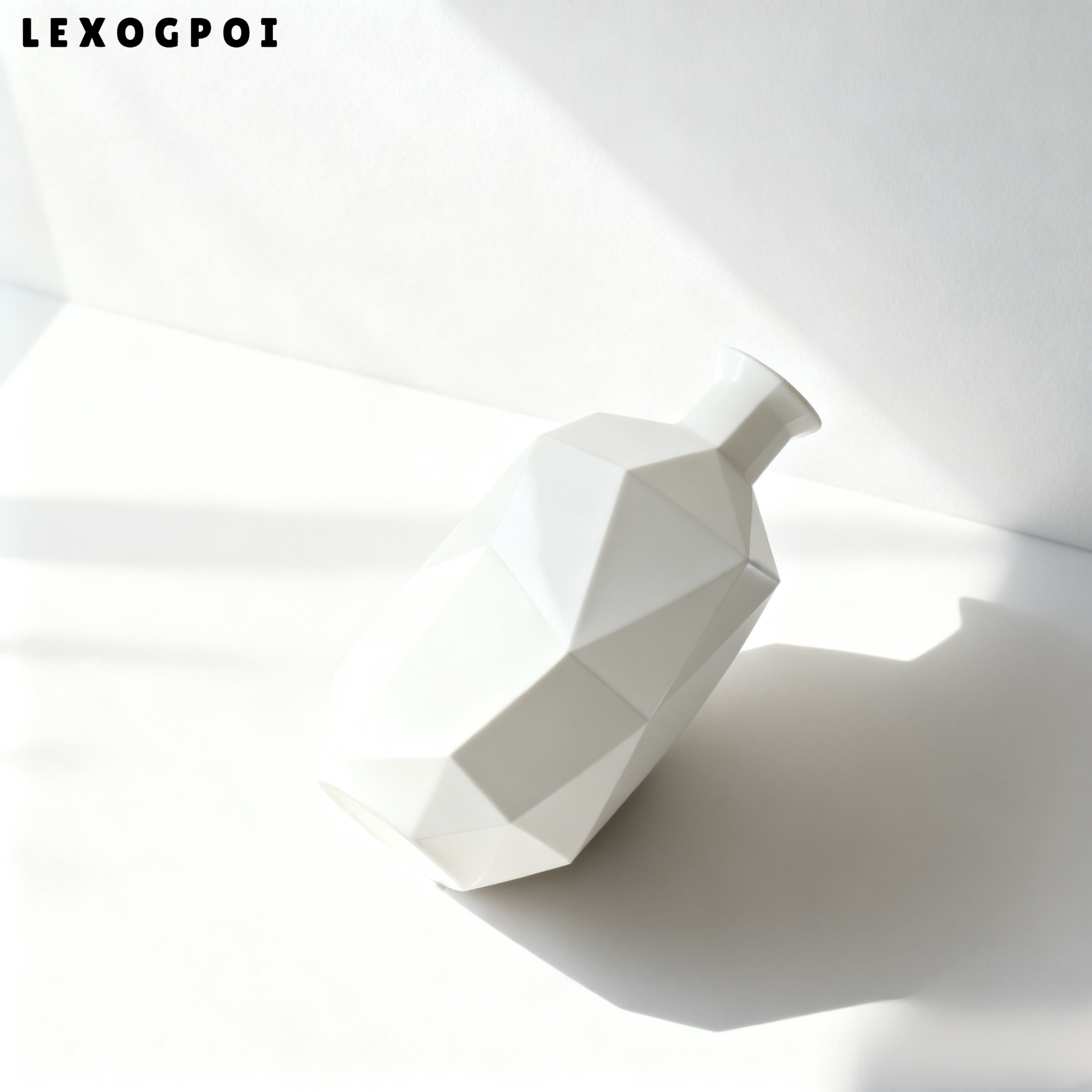 기하학적 면 처리된 세라믹 꽃병