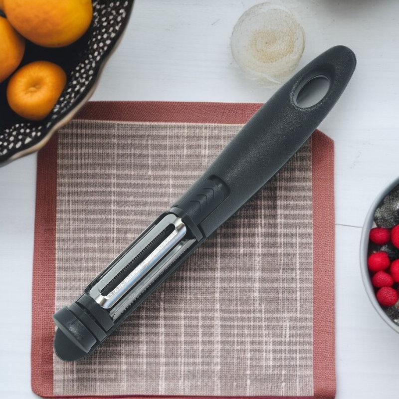 キッチンカウンターに置かれたトリプルフルーツピーラー